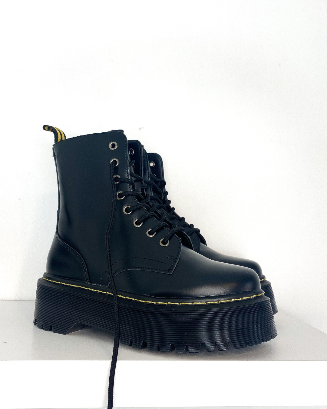Boots black matte