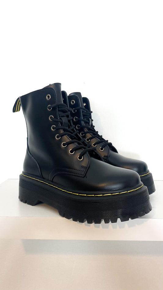 Boots black matte